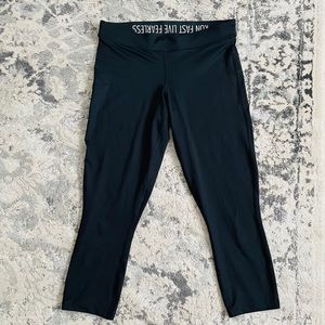 Like New! Nike running crops